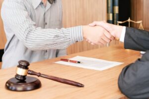 S27363604 female lawyer handshake with client business partnership meetin מגשר עסקי