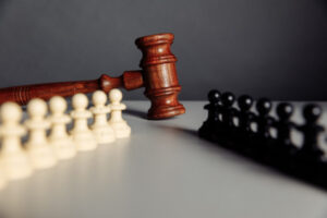 chess pieces law gavel מרכז גישור