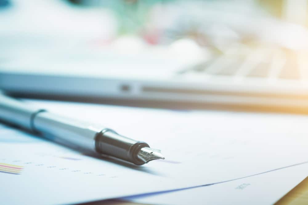 closeup pen blur background מכשולים שעלולים לצוץ בדרך העסקית ללא הסכם שותפות מוגבלת